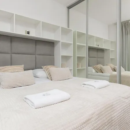 Okrzei 8 - With 2 Balconies By Renters 아파트 바르샤바